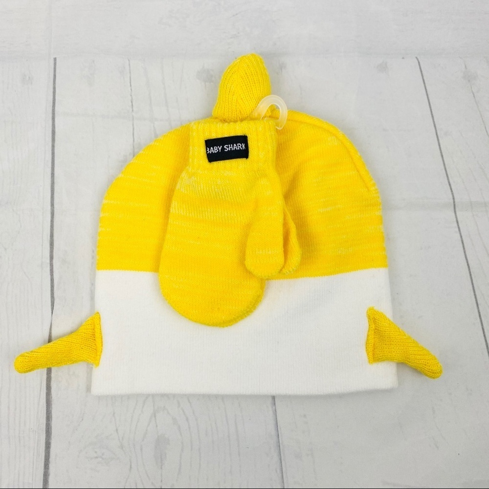 BabyShark Toddlers Hat / Gloves Set - Picture 2 of 3